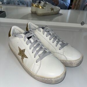 GONR Beige and Gold sneakers